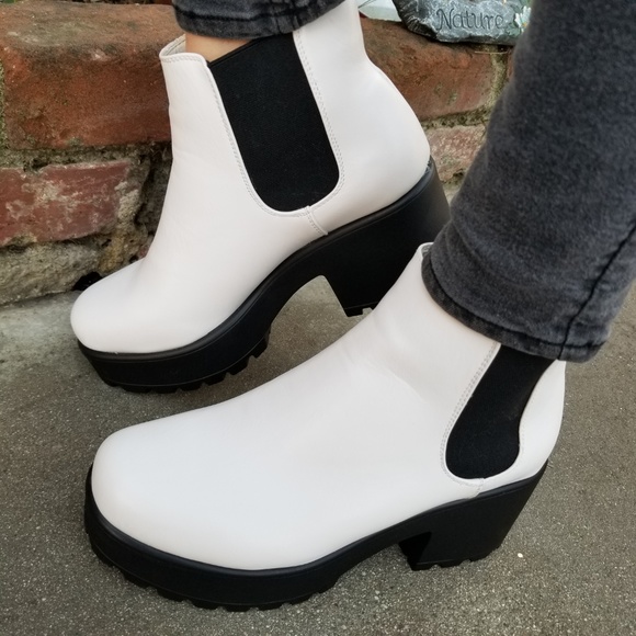 90s Grunge Style Chunky Heel Boots - Picture 3 of 8